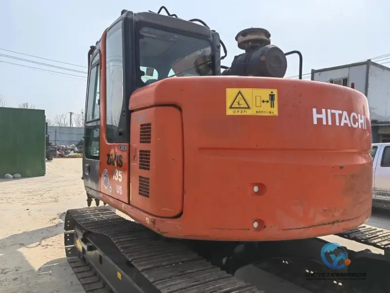 12_Used-Excavator-Hitachi-ZX135-7