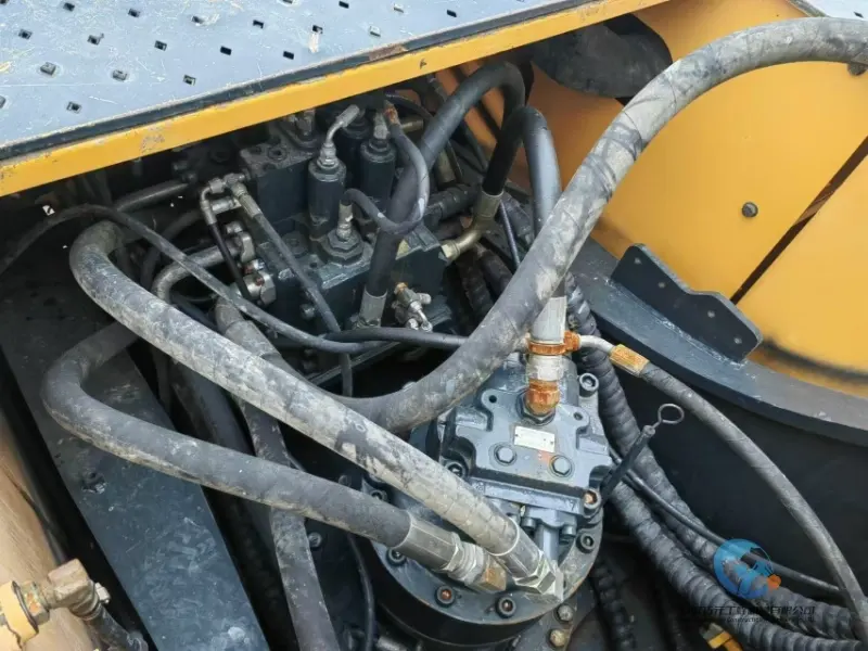 12_Used-Excavator-Hyundai-305LC-9T-6