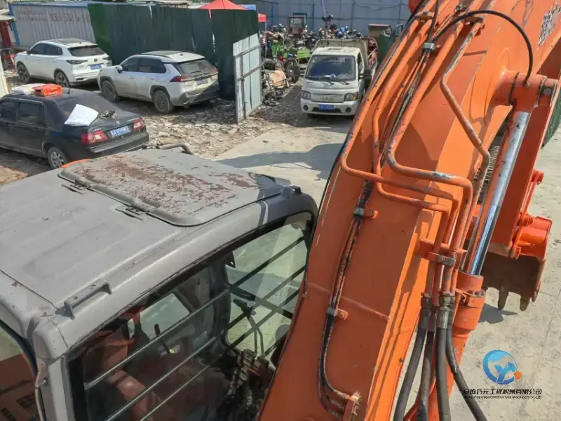 15_Used-Excavator-Hitachi-ZX135-17