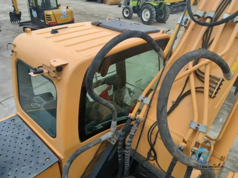 16_Used-Excavator-Hyundai-305LC-9T-13