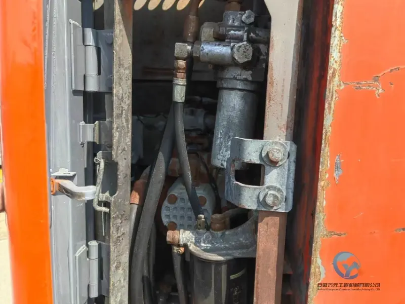 20_Used-Excavator-Hitachi-ZX135-8