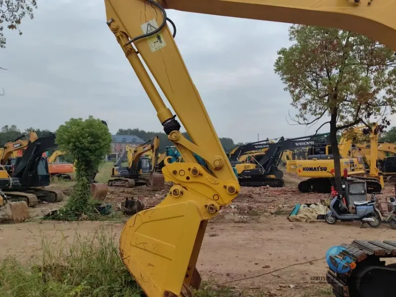 24_Used-Excavator-Komatsu-PC130-28