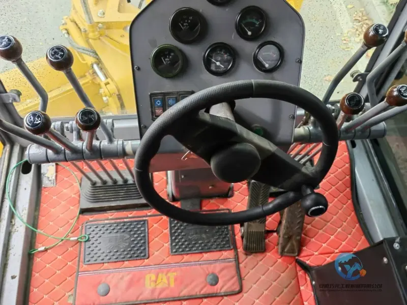 25_Used-Grader-Caterpillar-140H-11