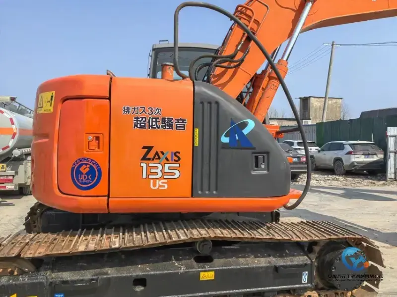 9_Used-Excavator-Hitachi-ZX135-15-1