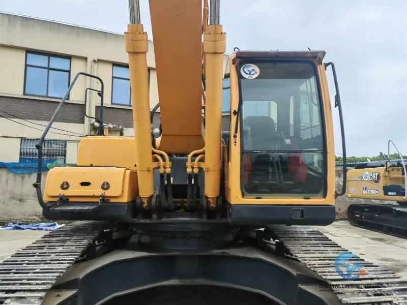 9_Used-Excavator-Hyundai-305LC-9T-3