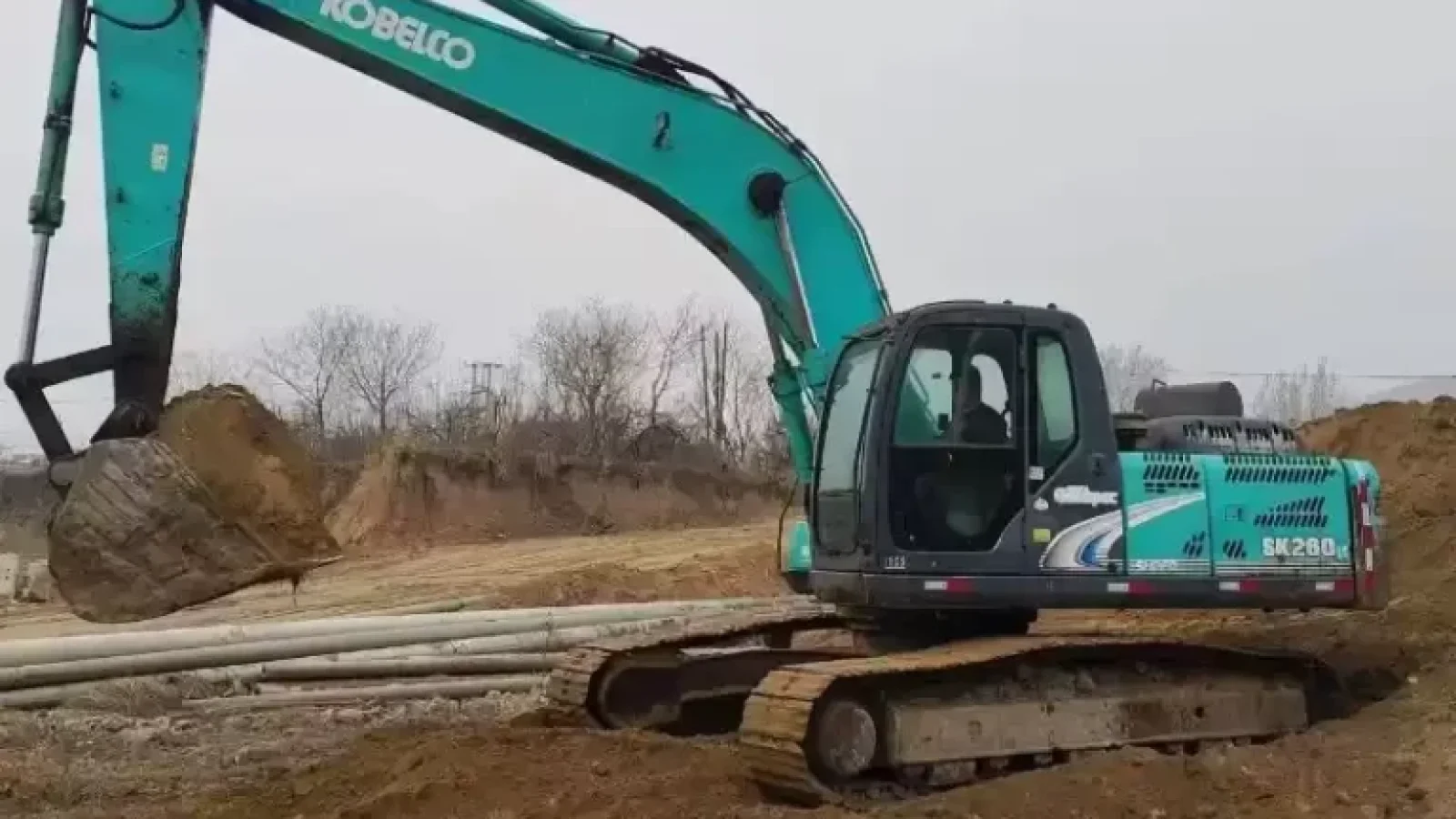 26_Used-Excavator-Kobelco-SK2600-768x1024