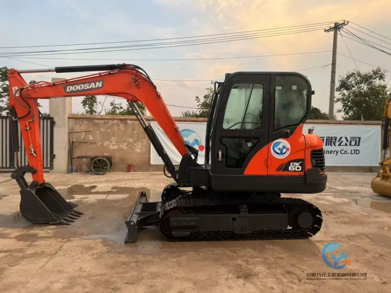 Excavateur Doosan DX60 d'occasion