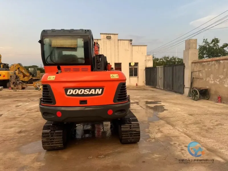 Excavateur Doosan DX60 d'occasion