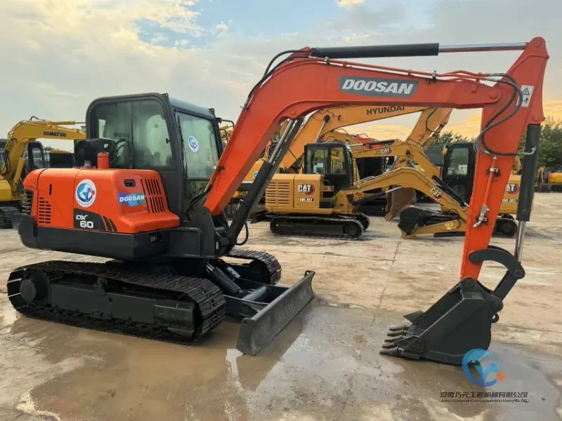 Excavateur Doosan DX60 d'occasion