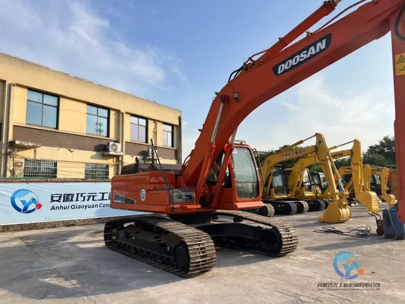 Excavateur Doosan DX260 d'occasion