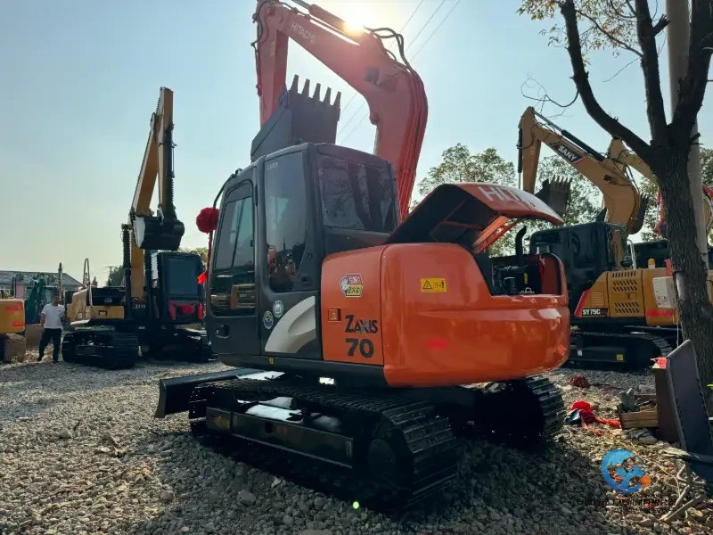 Escavadora Hitachi ZX70 usada