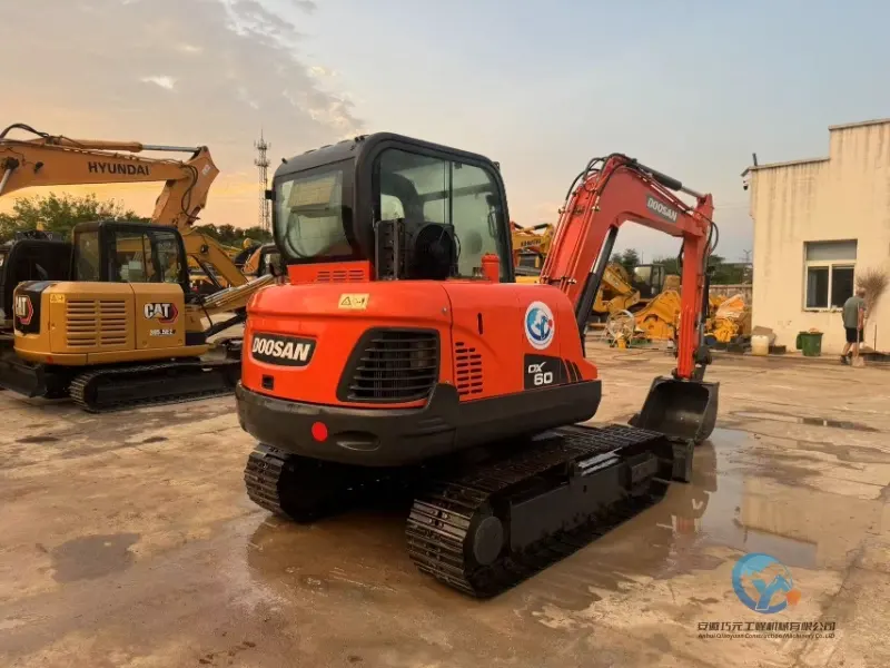 Excavateur Doosan DX60 d'occasion